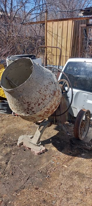 Бетономешалка, груша, примерно на 180 литров.