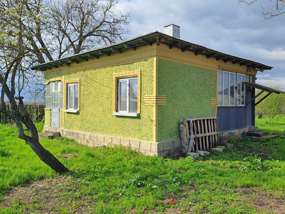 Casa de vanzare la tara