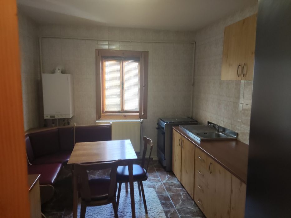 Închiriez apartament cu 3 camere mobilat utilat complet