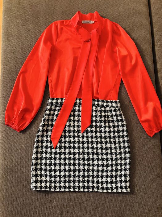 Продам красную блузку