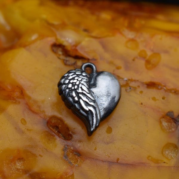 Сребърен медальон 925 „Ангелско сърце“ – символ на обич и закрила