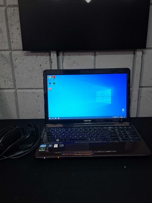 Toshiba Satellite (i5-2410M/ 8GB D3/ 240GB SSD/ 640GB HDD/ GT525M 1GB)