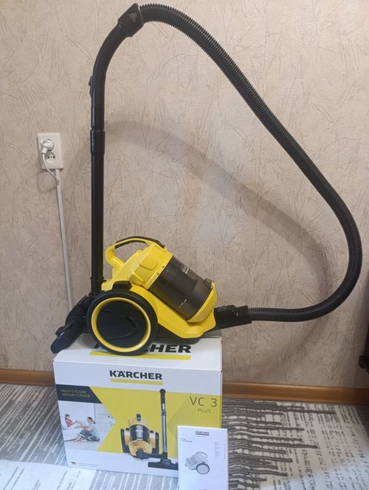 Пылесос Karcher в рабочем состоянии