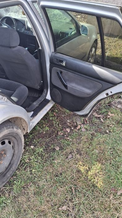 Vând golf 4 an 2001 pentru piese