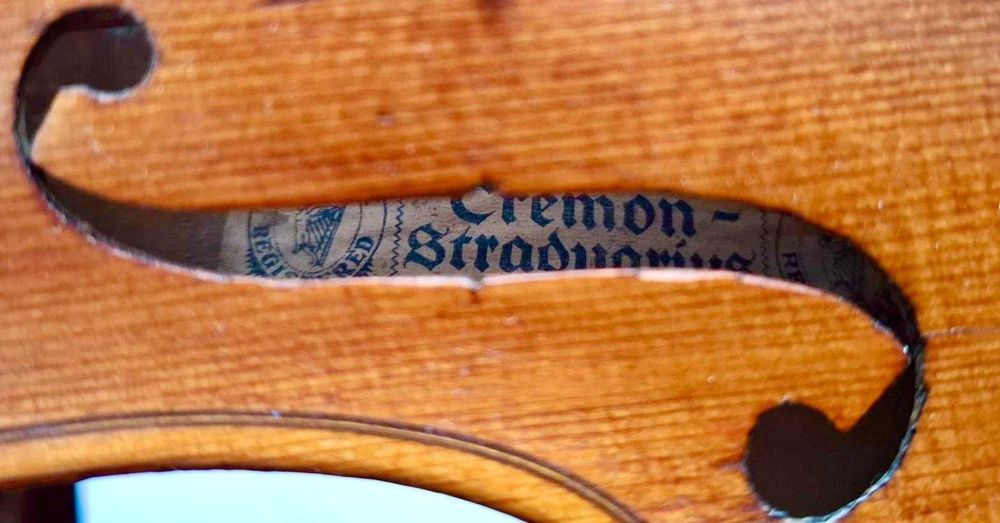 Vând vioară 4/4 copie Stradivarius stare foarte bună