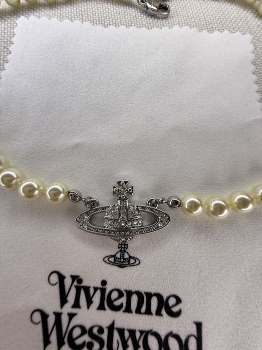 Colier Vivienne Westwood ”mini bas relief”, perle/argintiu, pietricele