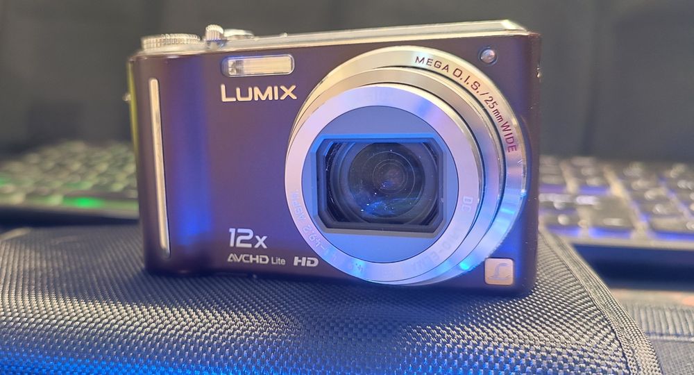Camere foto Olympus si Panasonic