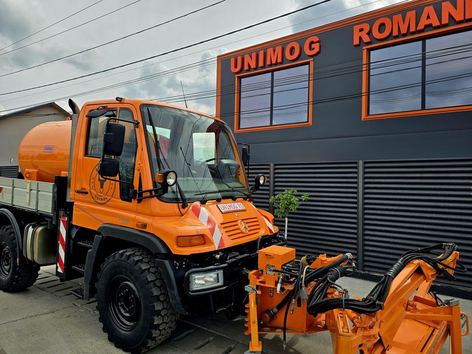 UNIMOG mulag tăiat iarba și bazin de apa