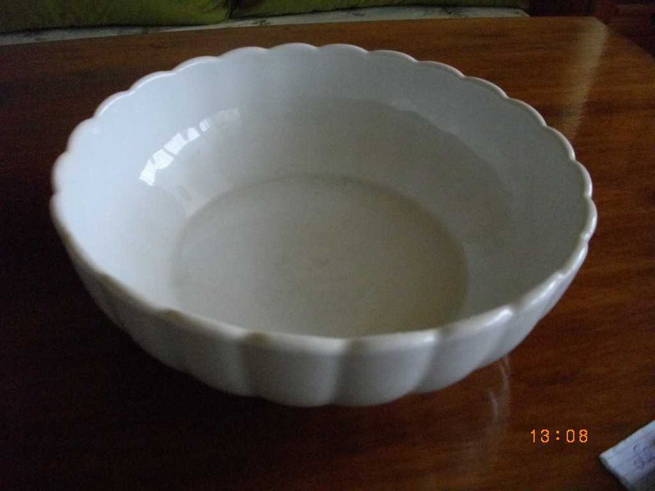 Продавам висока стъклена кана  с дръжка    и   гол.порцеланова купа.