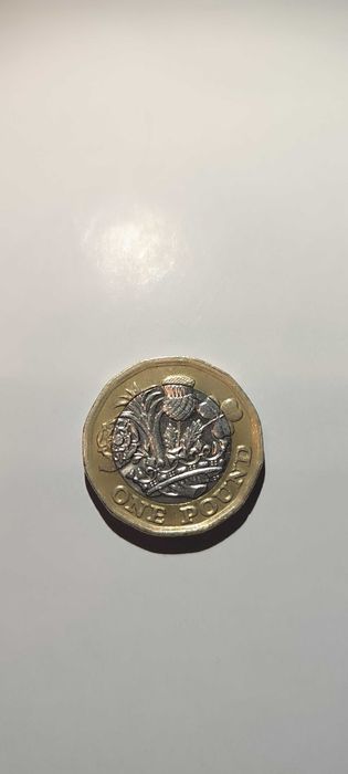 Редкая монета 1 фунт 2017 года с браком чеканки