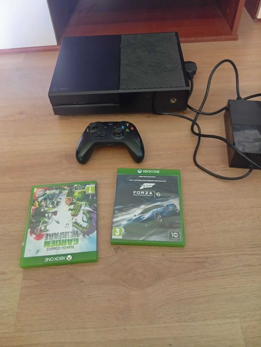 Xbox One 1TB с един джойстик и 2 игри