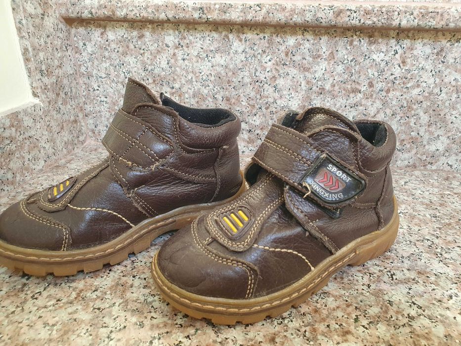 Детски затворени обувки