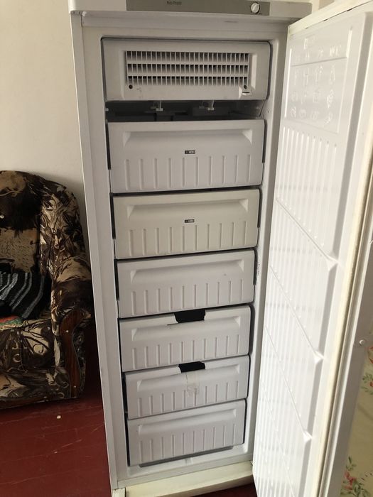 Продам морозилку Indesit