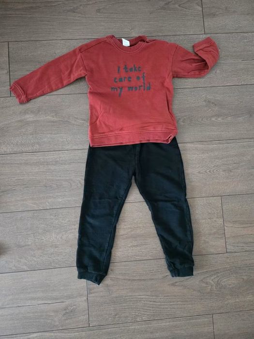 Продавам детски дрехи, размер 98, запазени и в отлично състояние. Подходящи за ежедневието и за игра.
