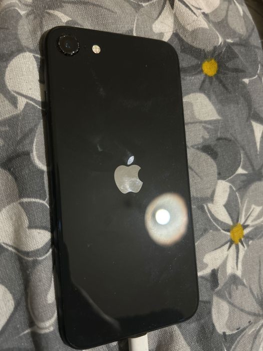 Продавам Iphone SE