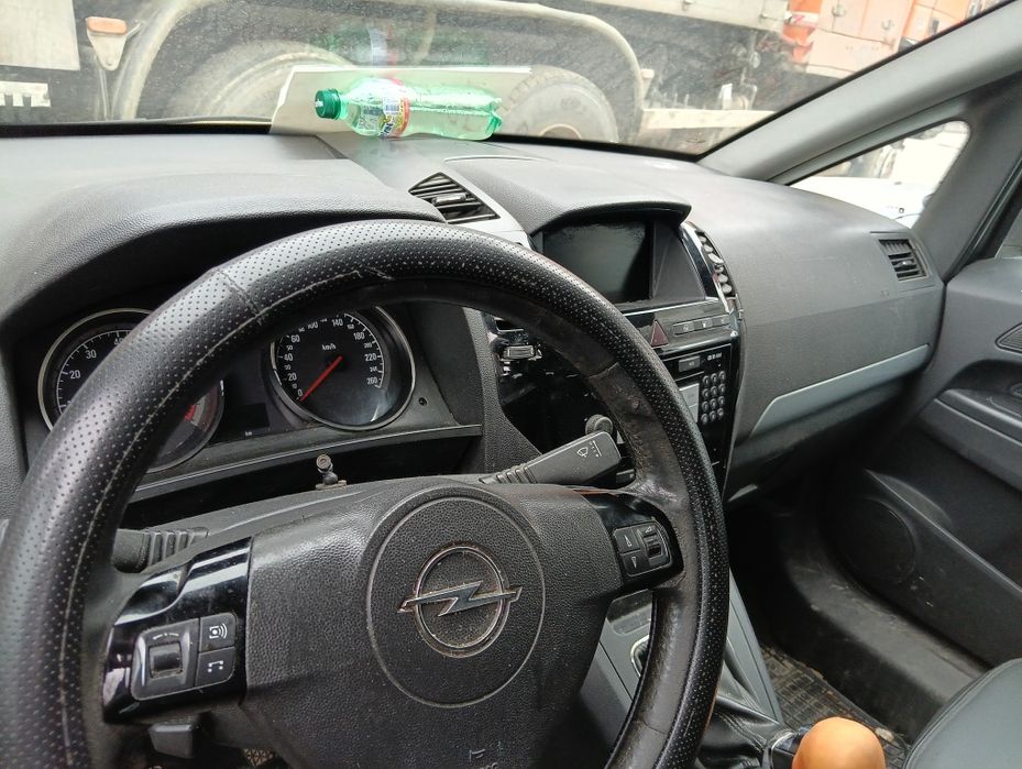 Продавам Опел Зафира