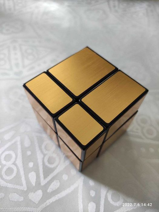Золотой кубик Рубика