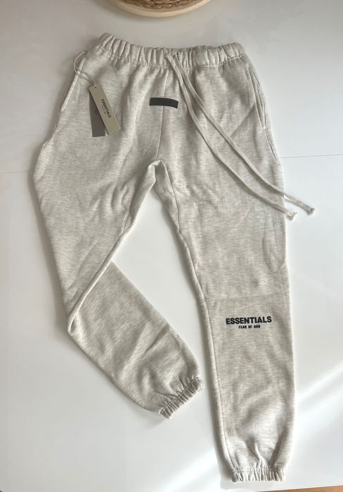 Памучен Essentials светло сив сет- суичер и панталон. Размери S и M.