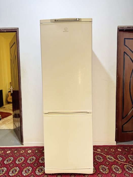 Indesit rabochi holadilnik