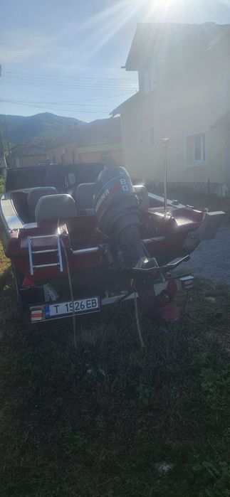 Продавам моторна лодка Sun Runner 430 с двигател Mariner 80 HP