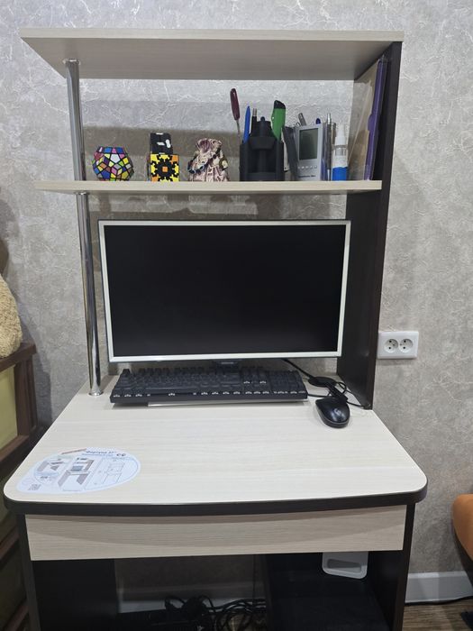 Стол для компьютера и для учебы