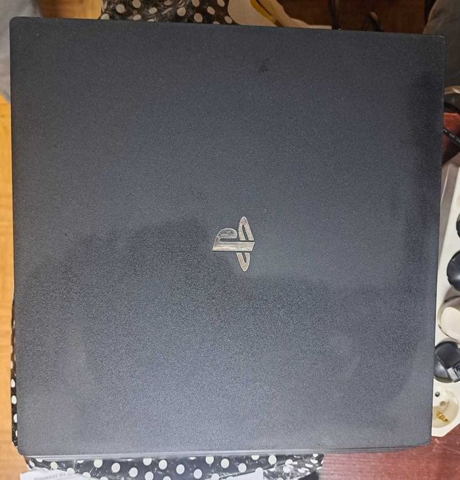 PS4 Pro 1TB + 2 joystick + 11 игры