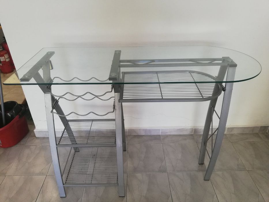 Бар маса с поставка за бутилки