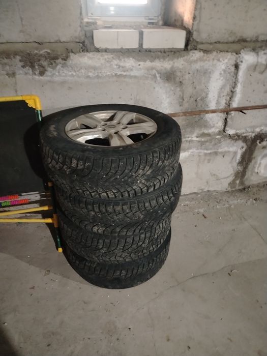 Продам шины зимние с дисками размер 265/65/16