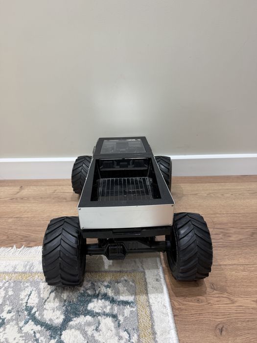 Игрушечная машинка Tesla Cybertruck