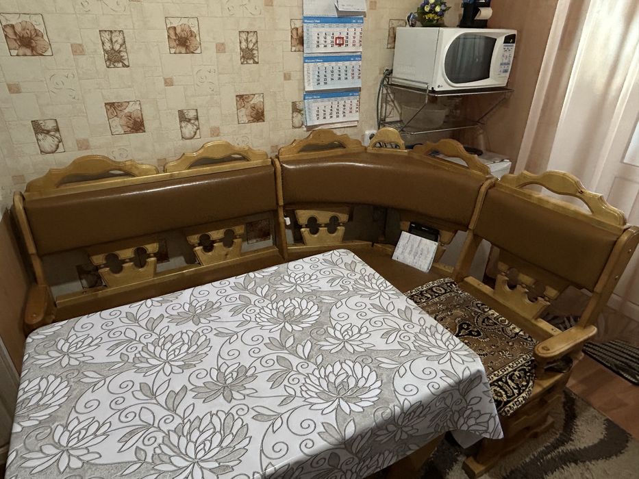 Кухонный уголок стол и табуретки