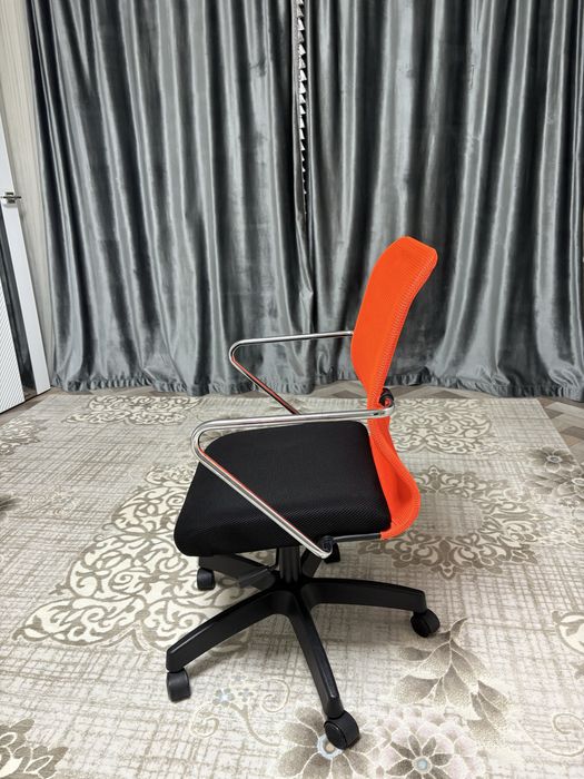 Продам кресло на колесиках