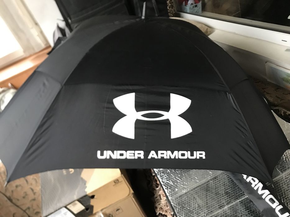 Огромный черный зонт Under Armour!