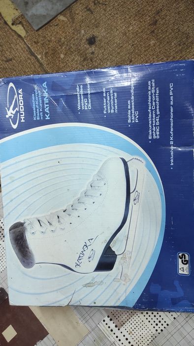 Коньки фигурные.