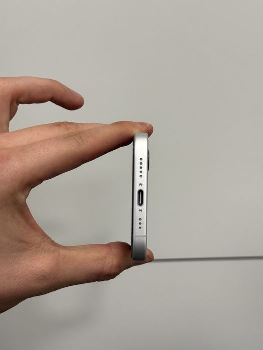 Продавам iPhone 16 5 цикъла