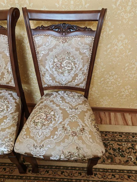 Срочно продам стол и 8 стулчиков  почти новым состояние