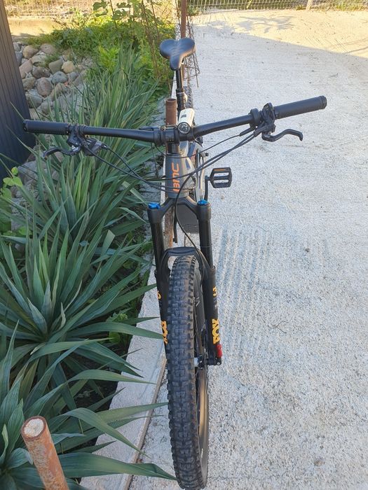 Bicicleta BMC electrica cu cadru de carbon