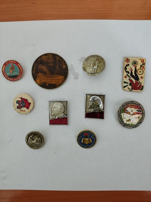 Редкие значки советской эпохи.