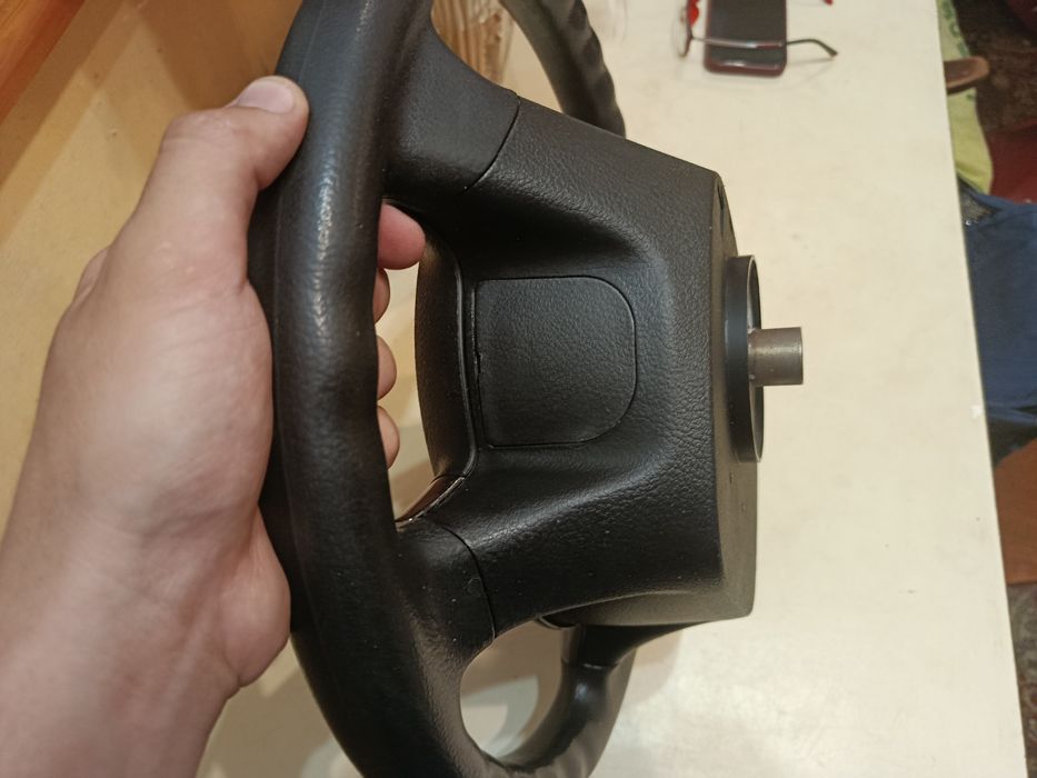 продается руль с подушкой без кнопок в хорошем состоянии