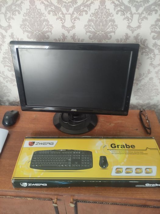 Монитор клавиатура и мышь.