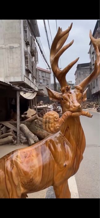 Дървена скулптура на елен