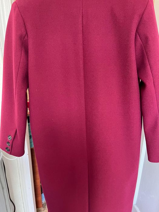 Пальто бордовый.