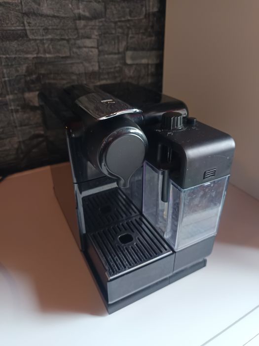 Кафемашина с капсули Nespresso Lattissima Touch EN560