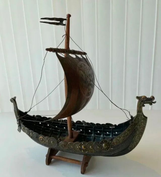 Масивни Бронзови скулптури на Буда и други. Цени по договаряне.