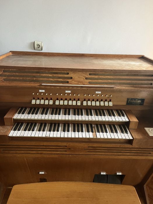 Orga cu dubla claviatura si pedalier