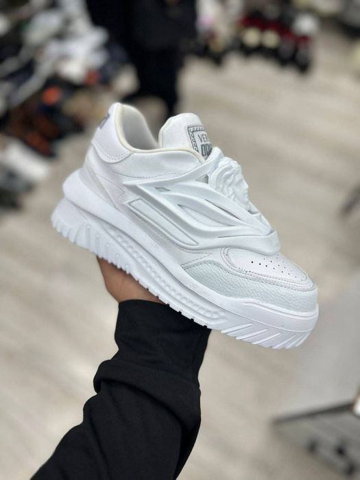Adidași și ugg-uri