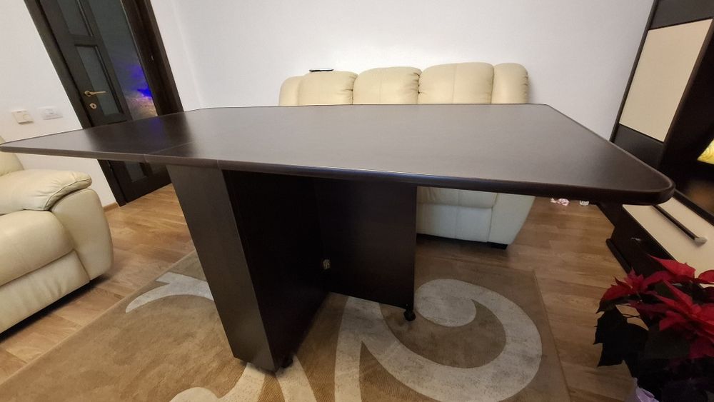 Masa extensibilă  rabatabilă potrivita pentru 6-8 persoane