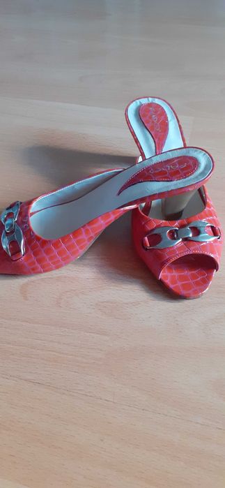Чисто нови сандали ест.кожа