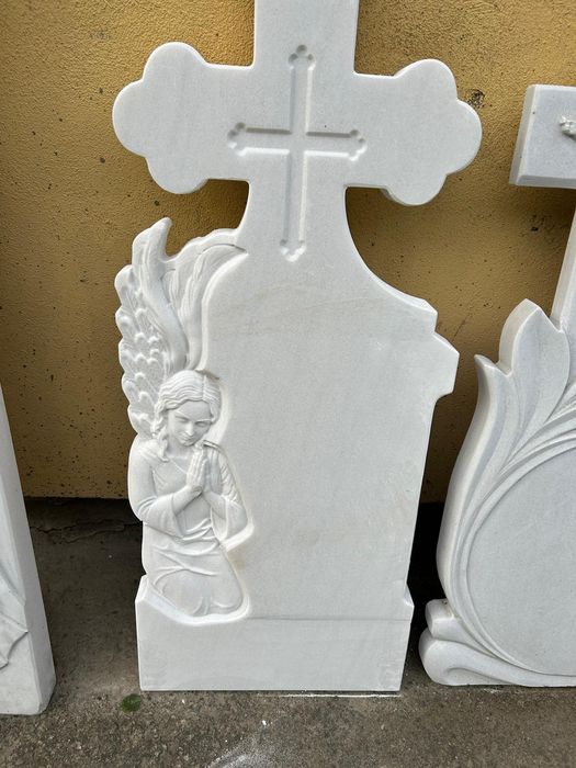 Monumente preț producători