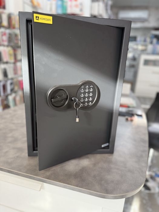 Дигитален сейф HomeSafe HV50E с електронна ключалка и ключ 50x35x35 см