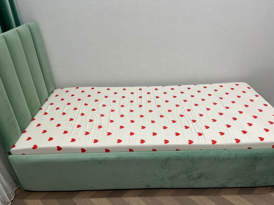 Кровать с матрасом